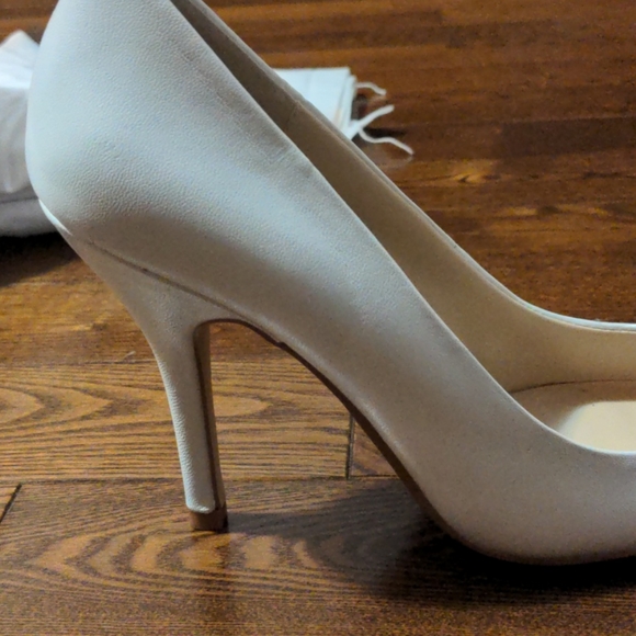 Chinese Laundry White and Silver Heels - Picture 8 of 10